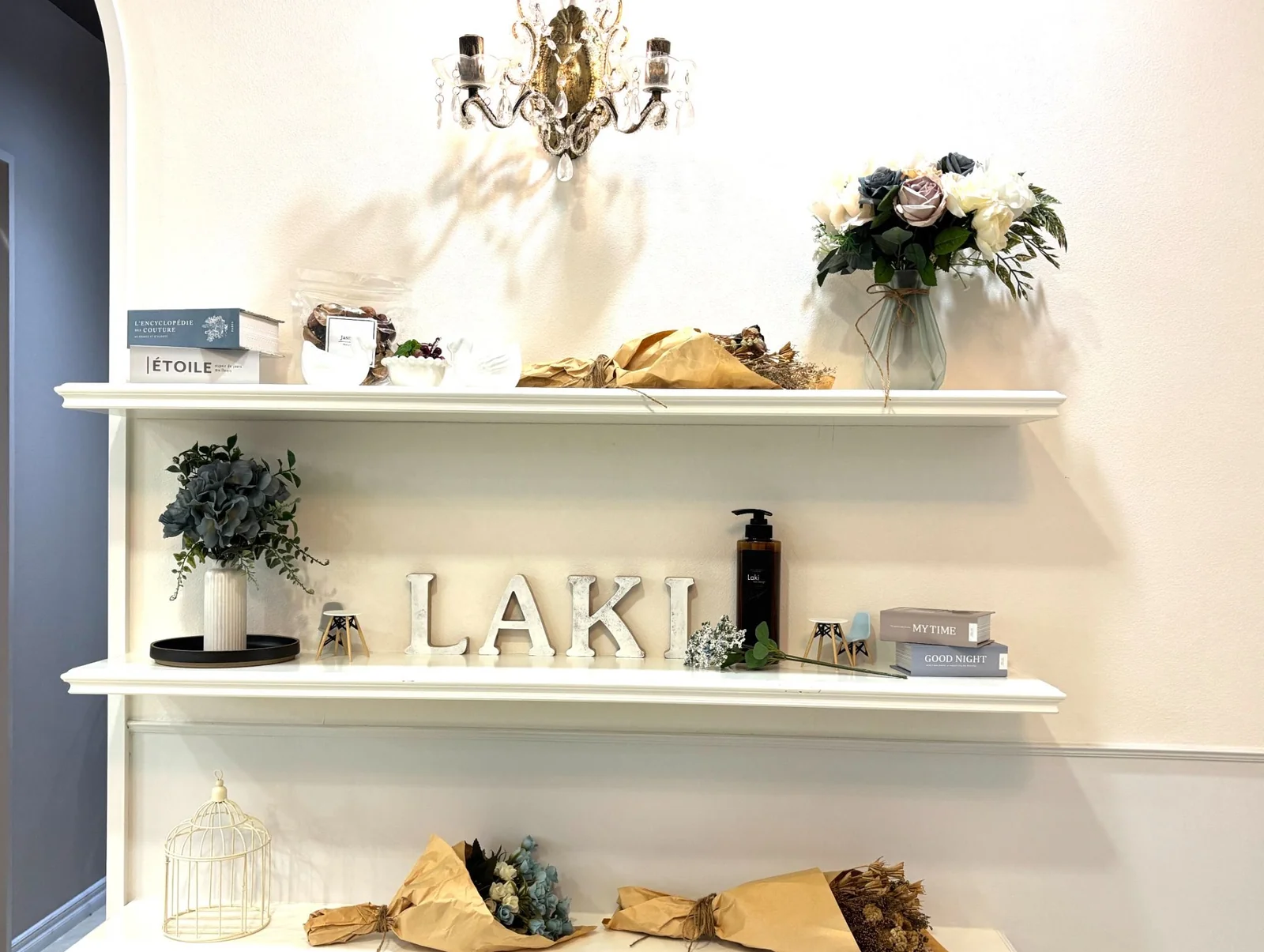 白を基調としたLaki hair designの施術スペース