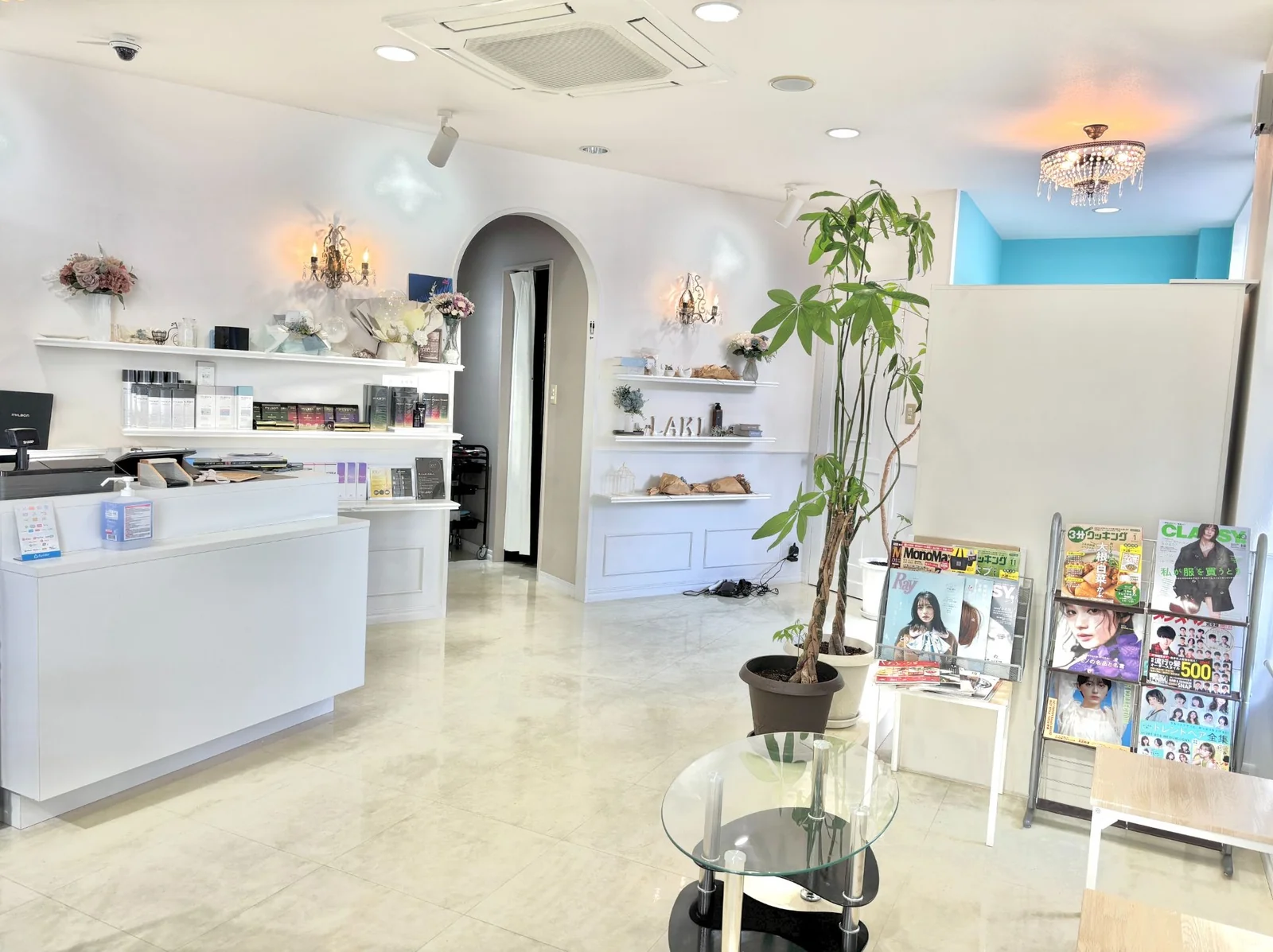 Laki hair designの受付と店内