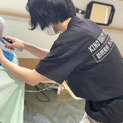 訪問先で施術するスタッフ