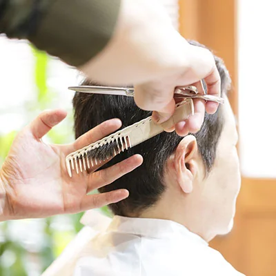 高齢者のヘアカットを行う様子