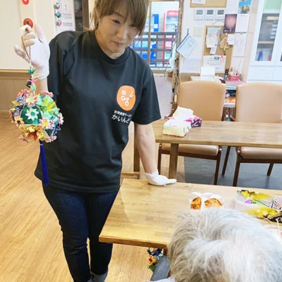 施設で訪問美容に対応するスタッフ